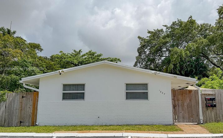 Pictures of Multifamily property located at 1827 SW 21st St, Fort Lauderdale, FL 33315 for sales - image #1