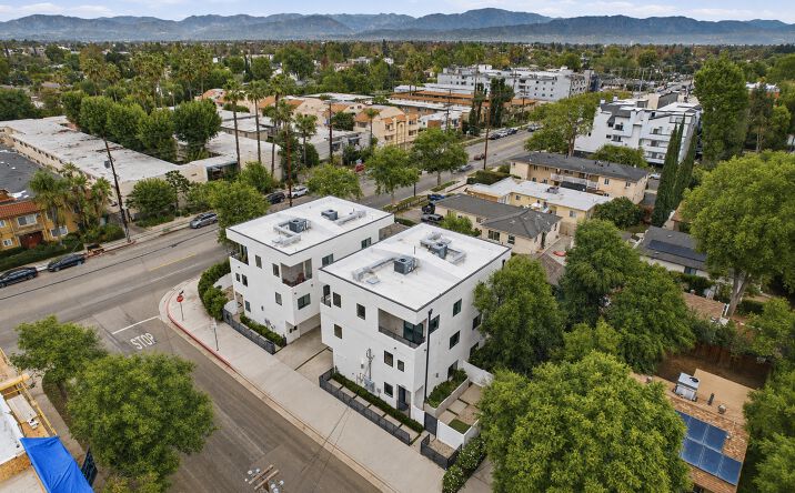Pictures of Multifamily property located at 13822 OXNARD ST, VAN NUYS, CA 91401 for sales - image #1