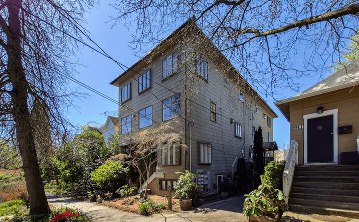 Pictures of Multifamily property located at 907 15th Avenue, Seattle, WA 98122 for sales - image #1