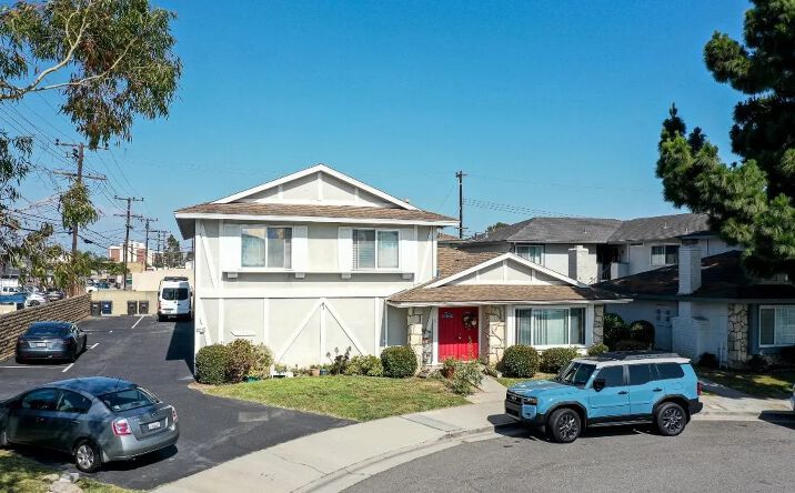 Pictures of Multifamily property located at 17882 Baron Circle, Huntington Beach, CA 92647 for sales - image #1
