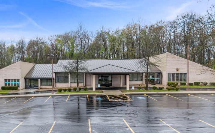 Pictures of Office property located at 675 North Broad Street Extension, Grove City, PA 16127 for sales - image #1