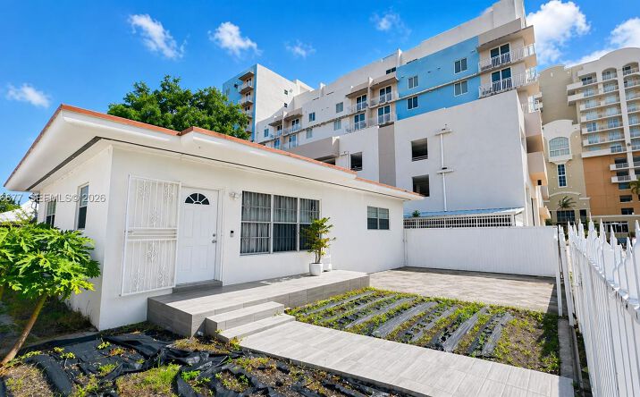 Pictures of Multifamily property located at 2727 SW 24th St, Miami, FL 33145 for sales - image #1