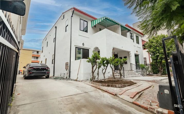 Pictures of Multifamily property located at 351 S Catalina Street, Los Angeles, CA 90020 for sales - image #1