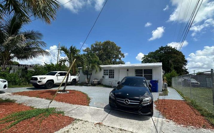 Pictures of Multifamily property located at 685 SW 7th Terr, Dania Beach, FL 33004 for sales - image #1