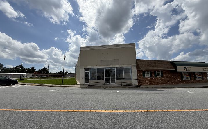 Pictures of Retail property located at 114 South Commercial Circle, Warner Robins, GA 31088 for sales - image #1