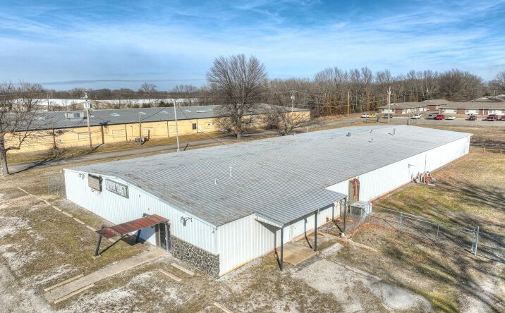 Pictures of Retail, Industrial property located at 2800 ROBERTS RD BAXTER SPRINGS KS 66713-2337, BAXTER SPRINGS, KS 66713-2337 for sales - image #1