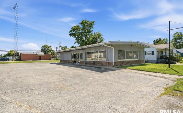 Pictures of Office, Retail property located at 200 W WALNUT Street, Chatham, IL 62629 for sales - image #1