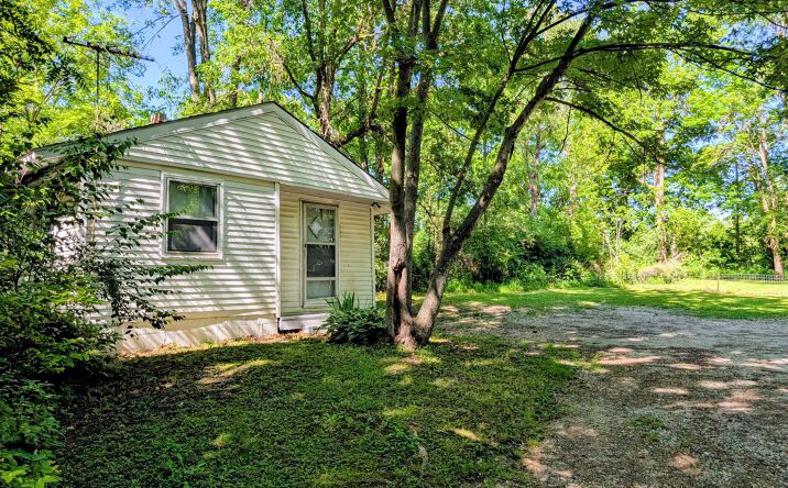 Pictures of Multifamily property located at 1910 S Calhoun Street, Griffith, IN 46319 for sales - image #1