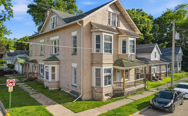 Pictures of Multifamily property located at 305 Monroe Avenue, Dixon, IL 61021 for sales - image #1