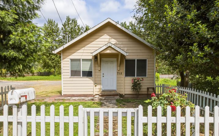 Pictures of Multifamily property located at 715 S MCLOUGHLIN BLVD, OREGON CITY, OR 97045-3309 for sales - image #1