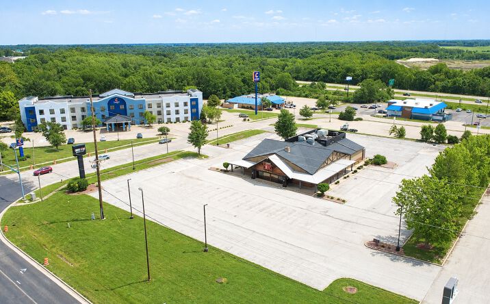 Pictures of Retail property located at 2660 S DIRKSEN PKWY, SPRINGFIELD, IL 62703-4506 for sales - image #1