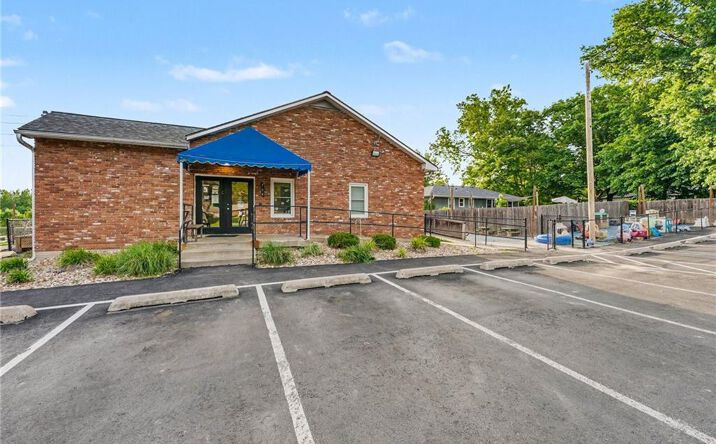 Pictures of Business for Sale, Retail, Special Purpose property located at 303 N 169 Highway, Smithville, MO 64089 for sales - image #1