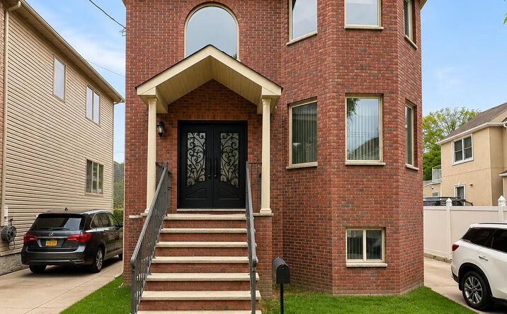 Pictures of Multifamily property located at 29 Burgher Avenue, Staten Island, NY 10304 for sales - image #1