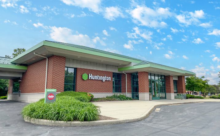 Pictures of Retail property located at 401 DEERFIELD PKWY, BUFFALO GROVE, IL 60089-7048 for sales - image #1