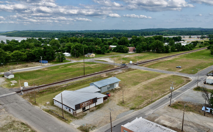 Pictures of Retail property located at 15 Foley Avenue, Eufaula, OK 74432 for sales - image #1