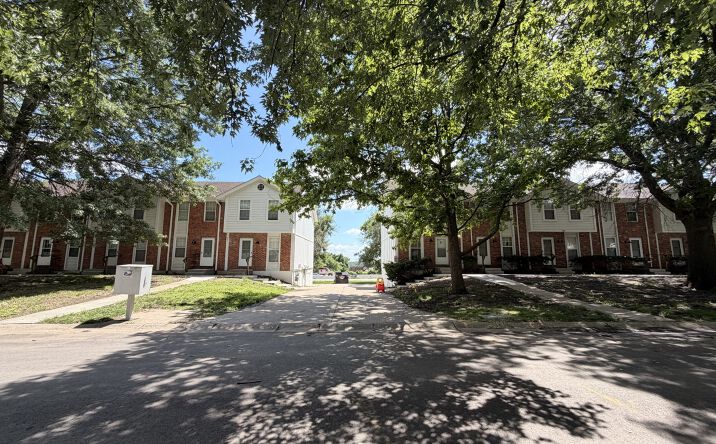 Pictures of Multifamily property located at 308 NW HIGHLAND LN, BLUE SPRINGS, MO 64014 for sales - image #1