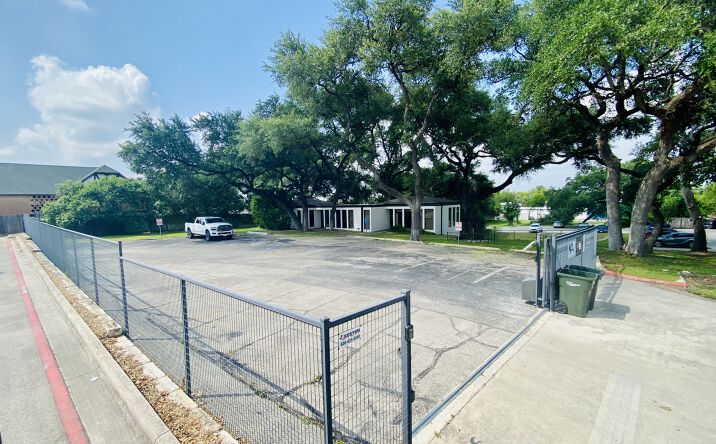 Pictures of Office property located at 1176 North Business 35, New Braunfels, TX 78130 for sales - image #1