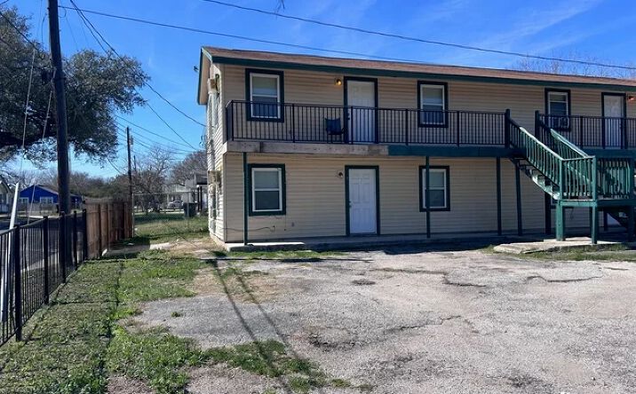 Pictures of Multifamily property located at 728 S GUADALUPE ST, SEGUIN, TX 78155 for sales - image #1