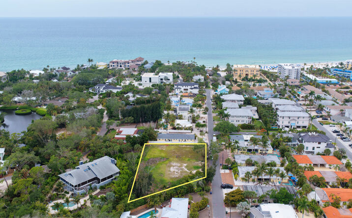 Pictures of Multifamily property located at 1122 Crescent Street, Sarasota, FL 34242 for sales - image #1