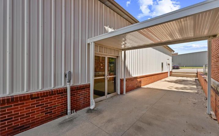 Pictures of Industrial property located at 920 1/2 W Myrtle Street, Independence, KS 67301 for sales - image #1