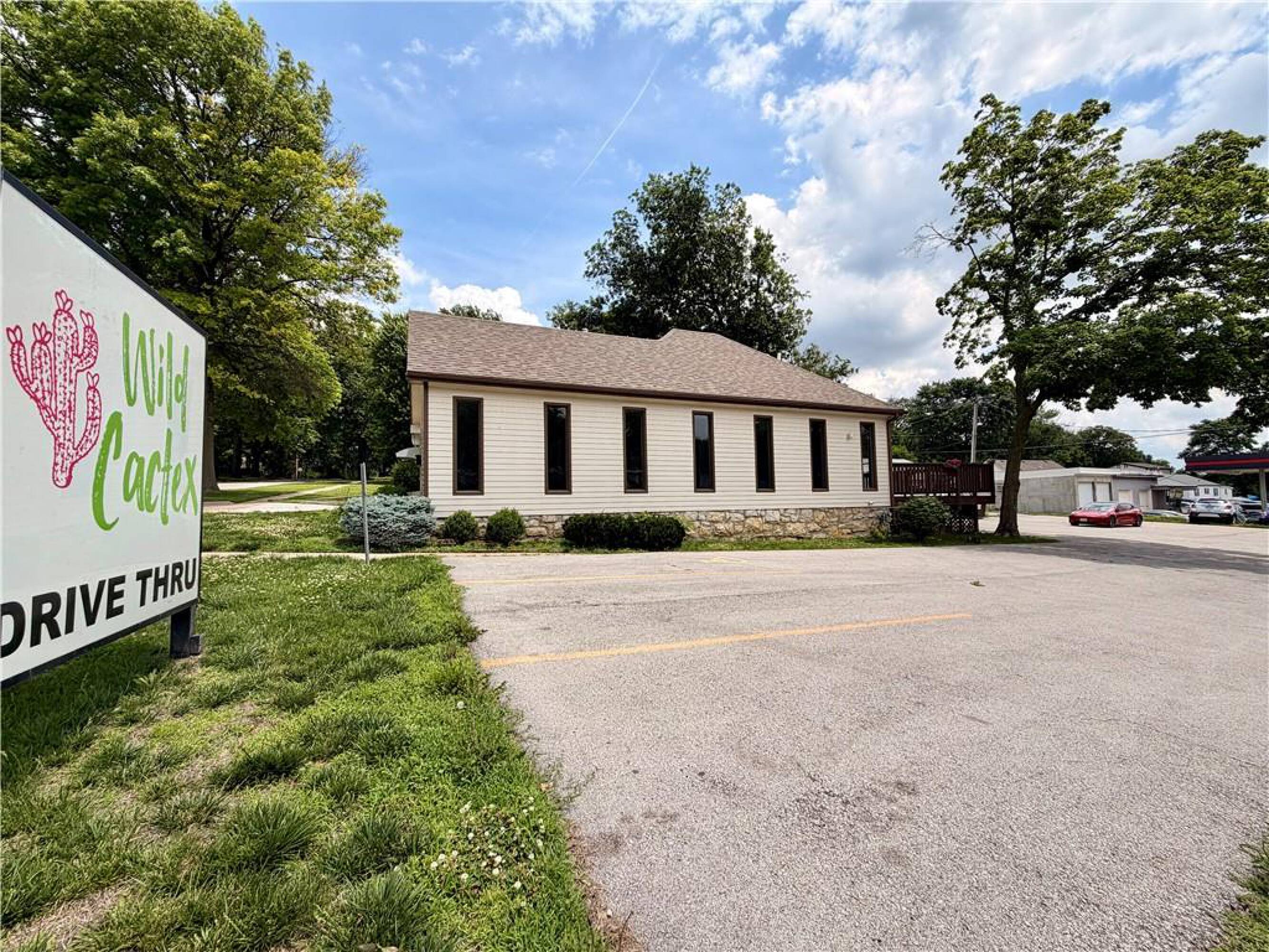 323 Elm St, Leavenworth, KS 66048