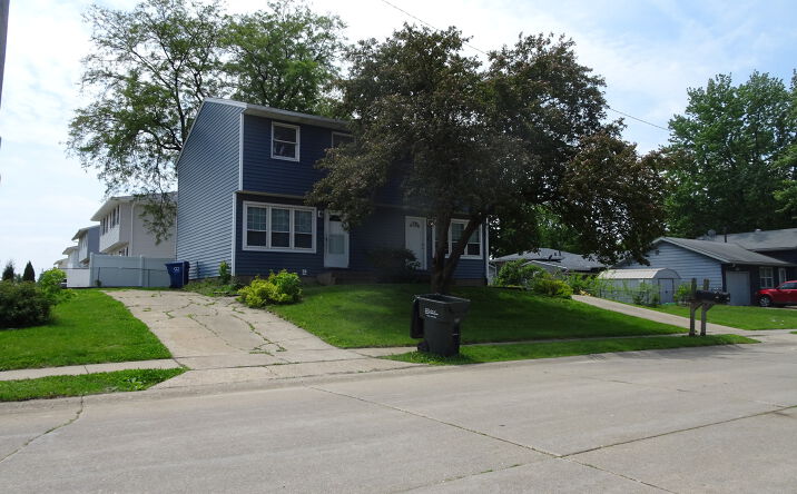 Pictures of Multifamily property located at 1705 W 55th Street W, Davenport, IA 52806 for sales - image #1