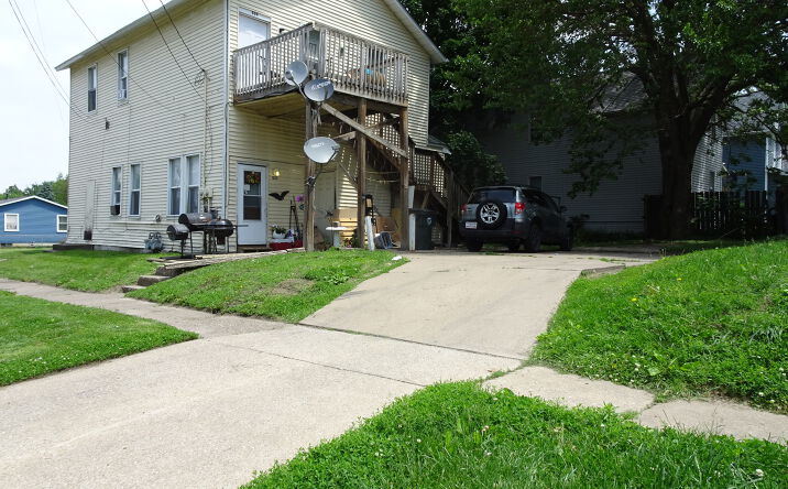 Pictures of Multifamily property located at 827-829 W 15th Street, Davenport, IA 52804 for sales - image #1