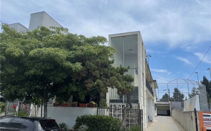 Pictures of Multifamily property located at 978 S Ardmore Avenue, Los Angeles, CA 90006 for sales - image #1