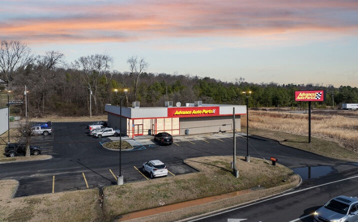 Pictures of Retail property located at 4646 W Stone Drive, Kingsport, TN 37660 for sales - image #1