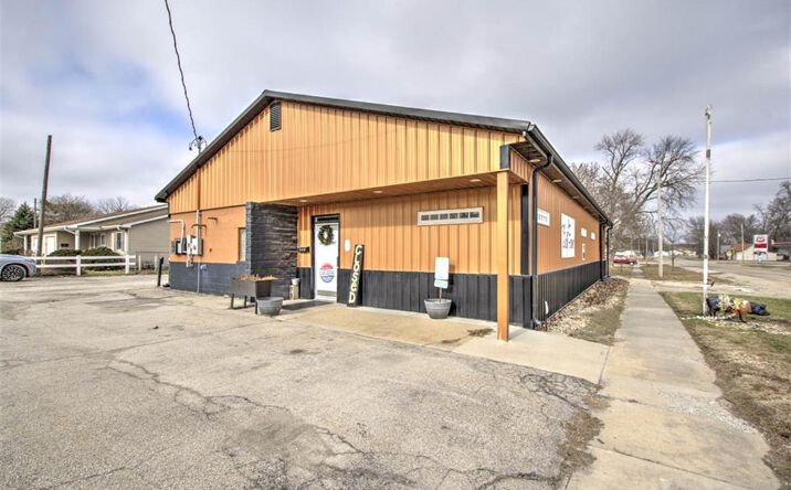 Pictures of Retail property located at 201 N MAIN ST, MOWEAQUA, IL 62550-1059 for sales - image #1