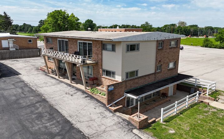 Pictures of Multifamily property located at 221 ROBINHOOD LN, BLOOMINGTON, IL 61701 for sales - image #1