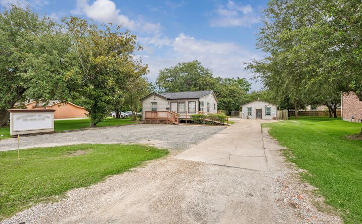 Pictures of Office property located at 4702 West Walnut Street, Pearland, TX 77581 for sales - image #1