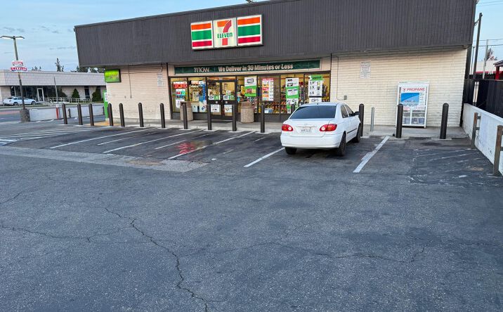 Pictures of Retail, Business for Sale property located at 6015 North Blackstone Avenue, Fresno, CA 93710 for sales - image #1