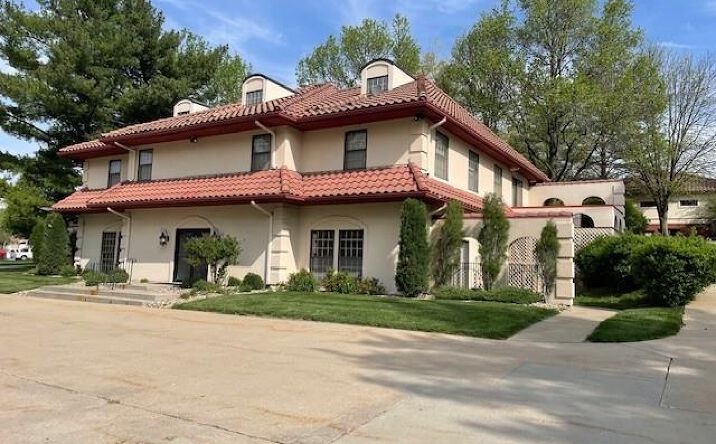 Pictures of Office property located at 1007 E Saint Maartens Drive, St Joseph, MO 64506 for sales - image #1