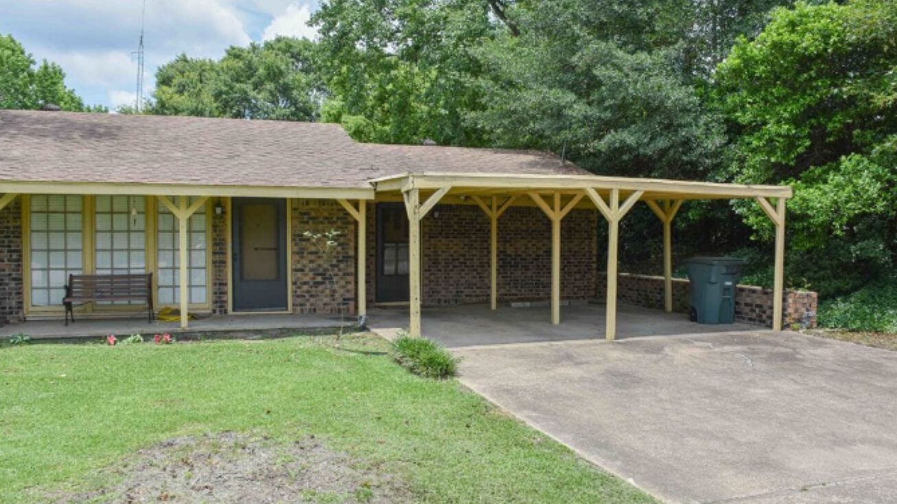 3120 Montgomery Rd, Huntsville, TX 77340