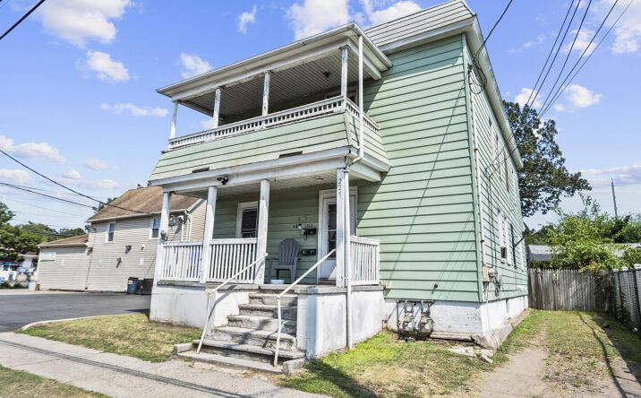 Pictures of Multifamily property located at 225 Fulton Terrace, New Haven, CT 06512 for sales - image #1