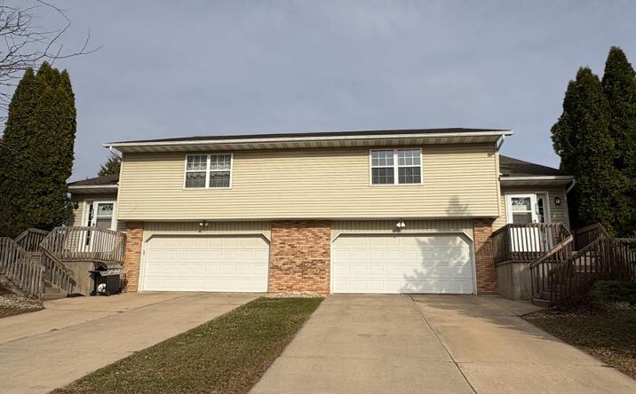 824 N Clover Lane, Cottage Grove