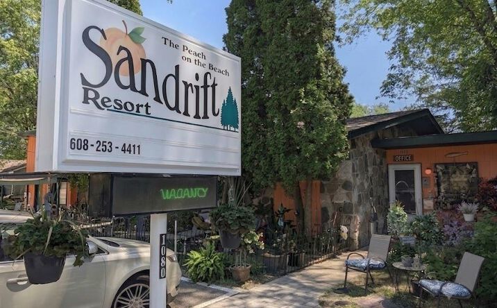 Pictures of Hospitality property located at 1080 E Hiawatha, Wisconsin Dells, WI 53965 for sales - image #1