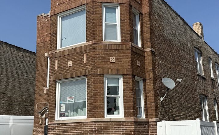 Pictures of Multifamily property located at 851 Wentworth Avenue, Calumet City, IL 60409 for sales - image #1