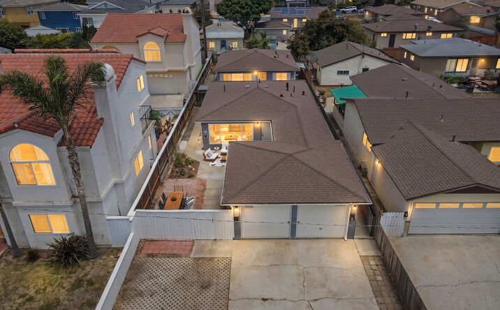 Pictures of Multifamily property located at 18506 Kingsdale Avenue, Redondo Beach, CA 90278 for sales - image #1