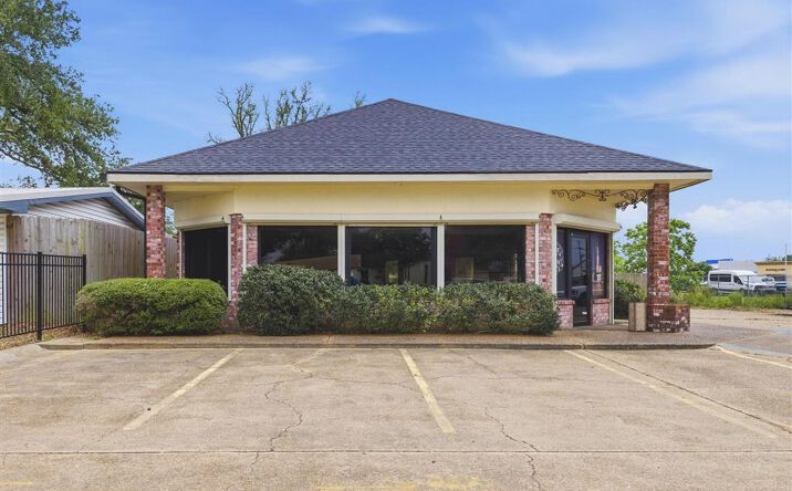 1705 Maplewood Drive, Sulphur
