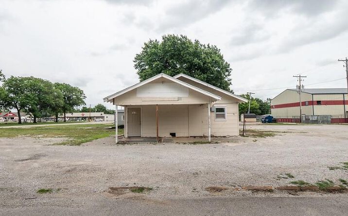 Pictures of Special Purpose property located at 406 E Taylor Avenue, Caney, KS 67333 for sales - image #1