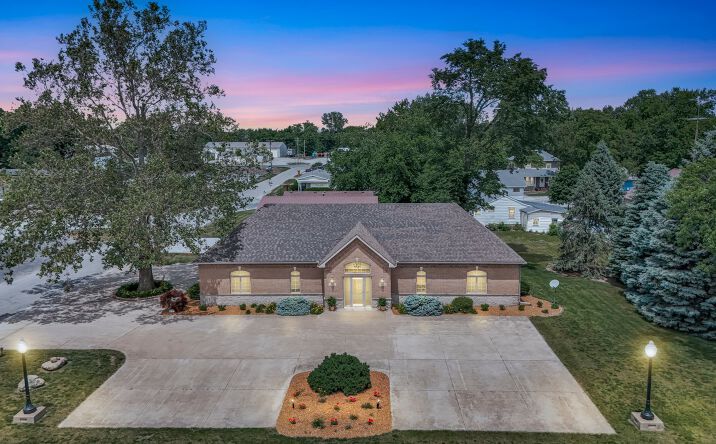 Pictures of Business for Sale, Office, Retail property located at 606 W Oak Street, Fairbury, IL 61739 for sales - image #1