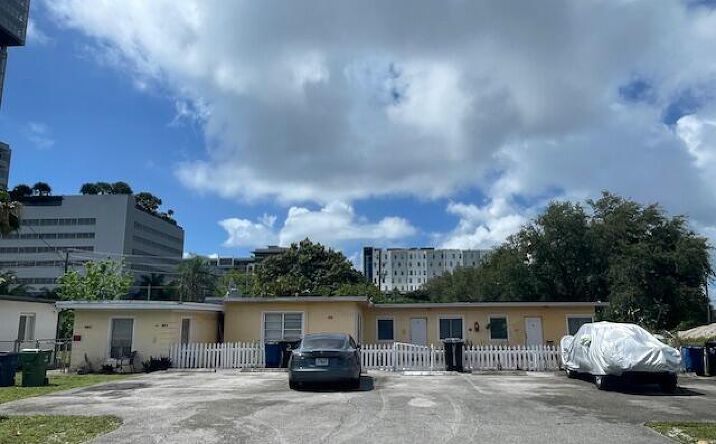 Pictures of Multifamily property located at 224 SE 9th Court # 4 #1-4, Hallandale Beach, FL 33009 for sales - image #1
