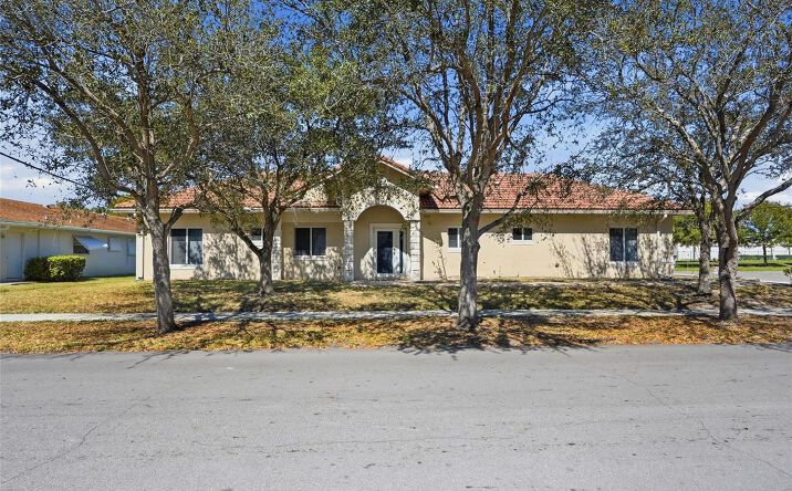 Pictures of Multifamily property located at 911 NE 12th Avenue, Pompano Beach, FL 33060 for sales - image #1