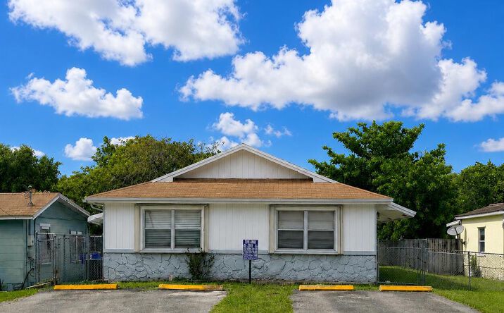 Pictures of Multifamily property located at 2419-2421 Johnson Street # 2421 #2419, 2421, Hollywood, FL 33020 for sales - image #1