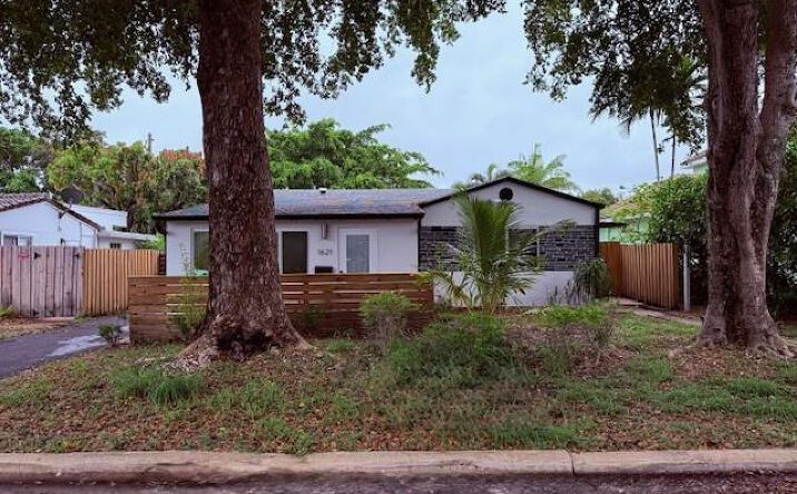 Pictures of Multifamily property located at 1621-1623 NE 16th Terrace NE, Fort Lauderdale, FL 33305 for sales - image #1