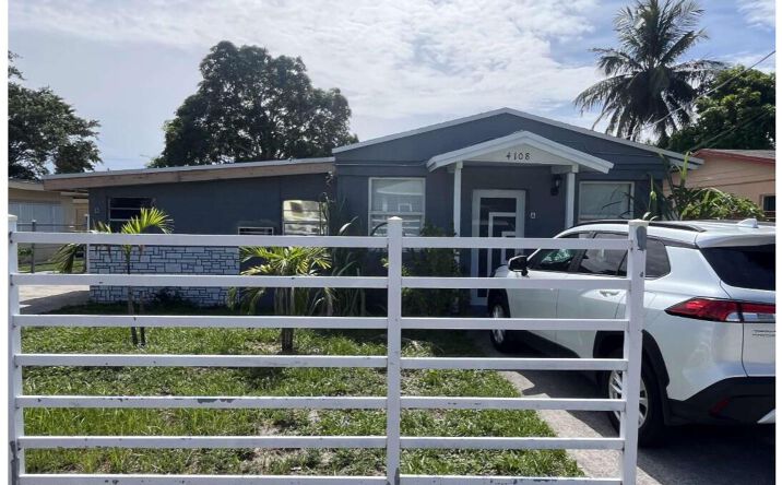 Pictures of Multifamily property located at 4108 Greenwood Avenue, West Palm Beach, FL 33407 for sales - image #1