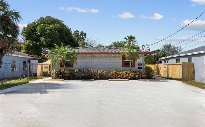 Pictures of Multifamily property located at 617 NW 15th Avenue, Pompano Beach, FL 33069 for sales - image #1