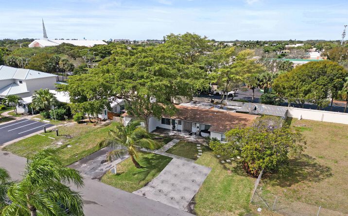 Pictures of Multifamily property located at 2461 NE 20th Avenue, Lighthouse Point, FL 33064 for sales - image #1